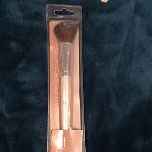 NWOT ELF Bronzing and Bleeding Brush